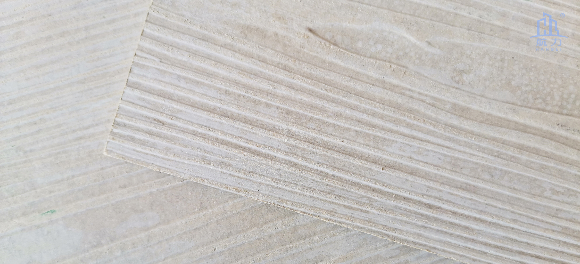 木紋水泥板以100%無石棉水泥板為基材，采用先進(jìn)生產(chǎn)工藝制成，具有逼真的木紋紋理效果