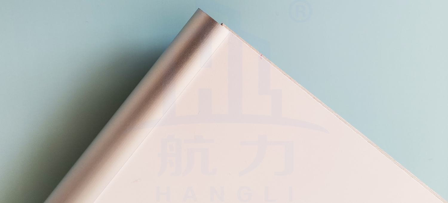 以石英纖維防火板為基材；  ●綠色環(huán)保，無甲醛、無石棉；  ●A級阻燃，防火、防潮；  ●堅(jiān)固耐用，超長壽命；  ●質(zhì)輕高強(qiáng)、隔音隔熱；  ●裝配式安裝，省時、省力、經(jīng)濟(jì)；  ●表面涂層使用納米無機(jī)涂料，抗菌、防腐、防蛀、易清潔；